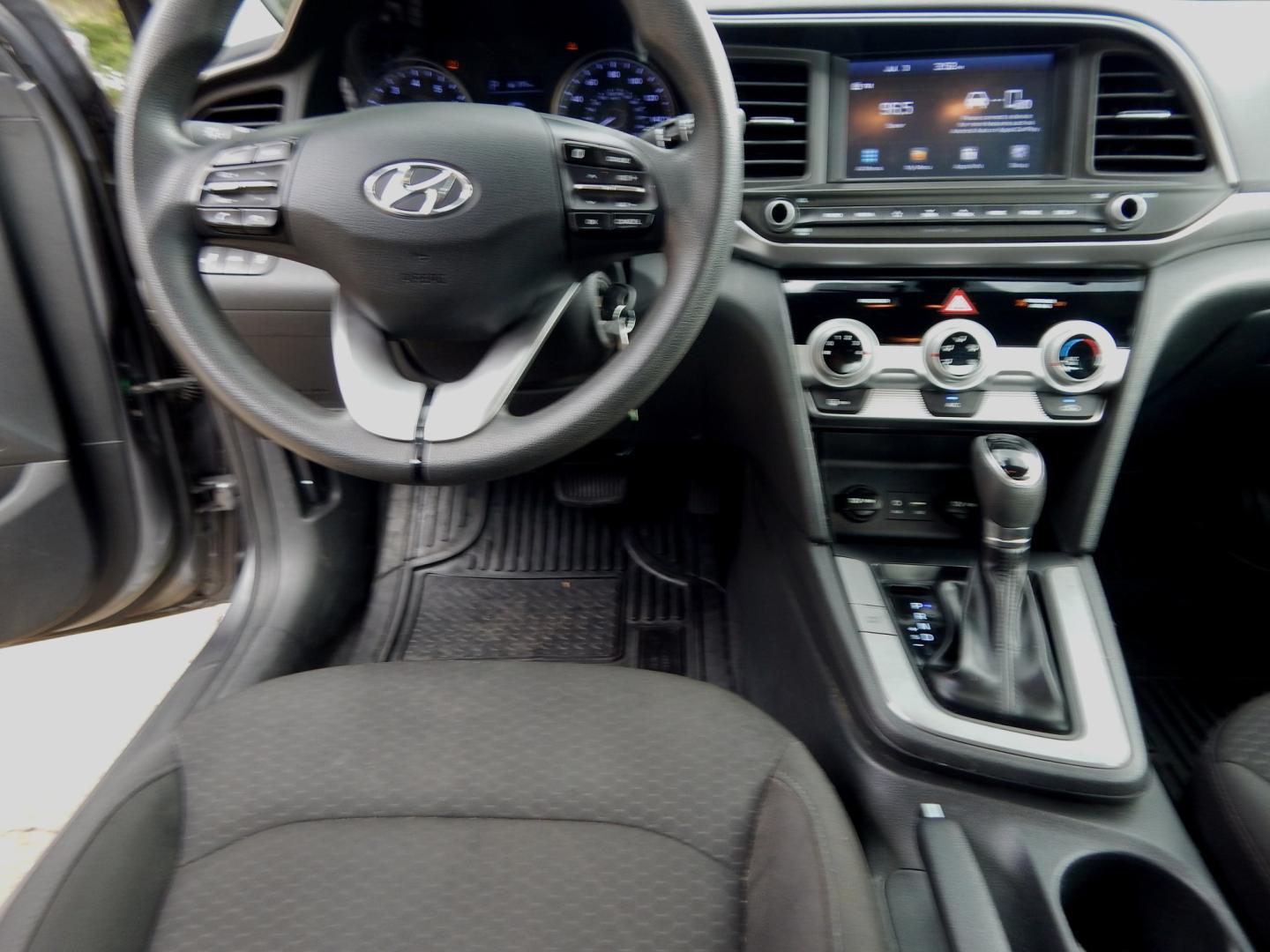 2019 Silver Metallic /Charcoal Hyundai Elantra SLE (5NPD84LF8KH) with an 1.8L L4 DOHC 16V engine, Automatic transmission, located at 3120 W Tennessee St, Tallahassee, FL, 32304-1002, (850) 575-6702, 30.458841, -84.349648- Photo#4