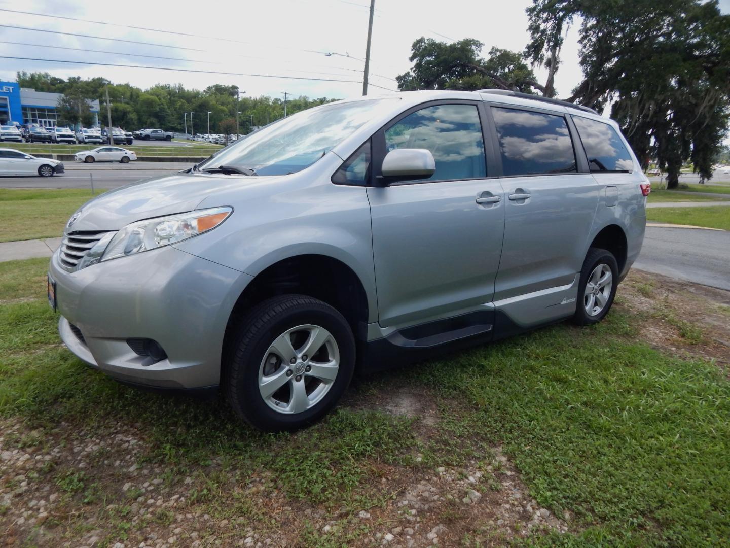 2015 Silver Metallic /Gray Toyota Sienna LE LE (5TDKK3DC6FS) with an 3.5L V6 engine, Automatic transmission, located at 3120 W Tennessee St, Tallahassee, FL, 32304-1002, (850) 575-6702, 30.458841, -84.349648- Photo#1
