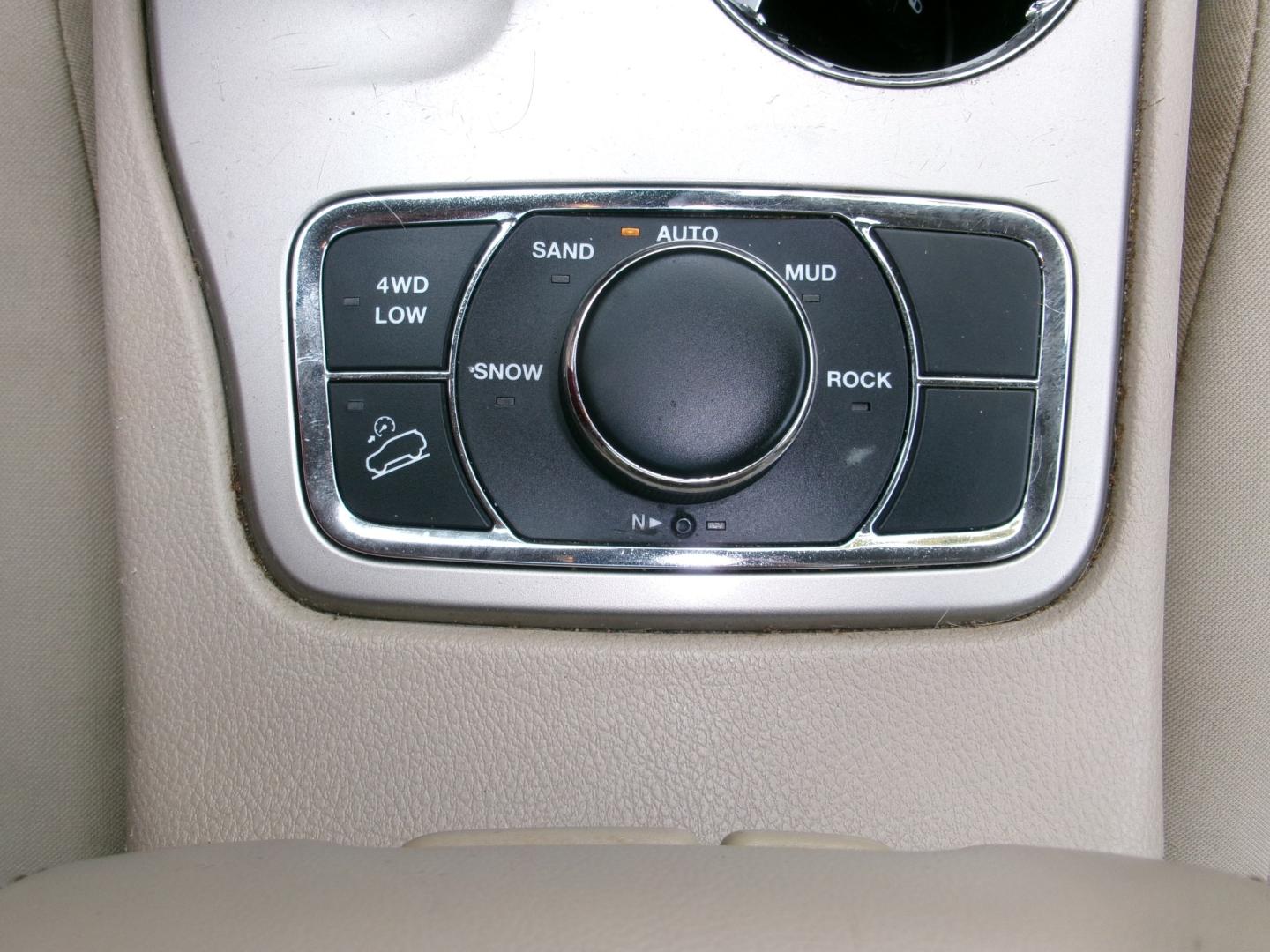 2014 White /Tan Jeep Grand Cherokee Laredo 4WD (1C4RJFAG6EC) with an 3.6L V6 DOHC 24V engine, Automatic transmission, located at 3120 W Tennessee St, Tallahassee, FL, 32304-1002, (850) 575-6702, 30.458841, -84.349648- Photo#8