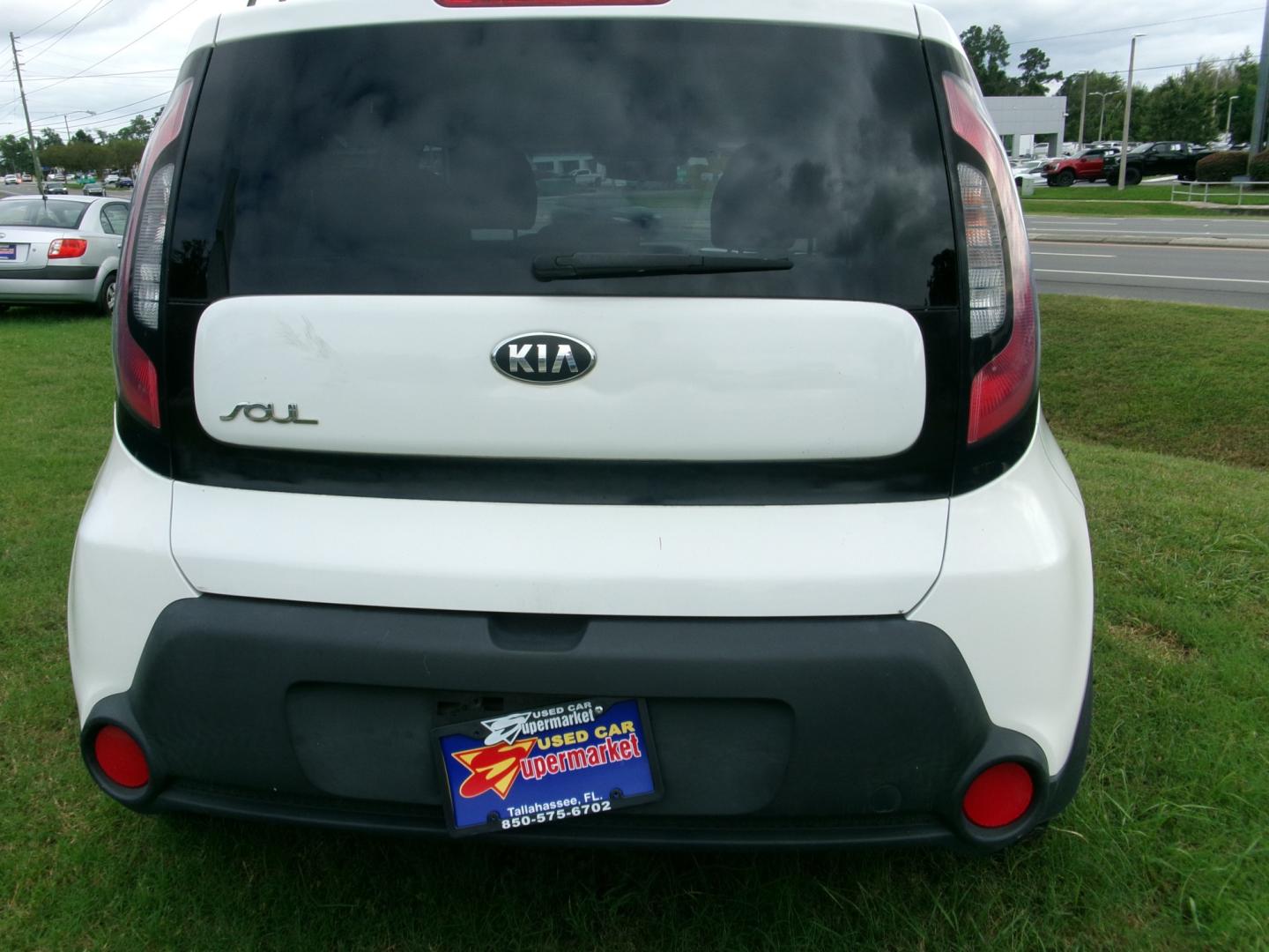 2016 Pearl White /Charcoal Kia Soul Base (KNDJN2A28G7) with an 1.6L L4 DOHC 16V engine, Automatic transmission, located at 3120 W Tennessee St, Tallahassee, FL, 32304-1002, (850) 575-6702, 30.458841, -84.349648 - Used Car Supermarket is proud to present you with this loaded immaculate 2016 Kia Soul base. Used Car Supermarket prides itself in offering you the finest pre-owned vehicle in Tallahassee. Used Car Supermarket has been locally family owned and operated for over 50 years. Our Soul has been serviced a- Photo#3