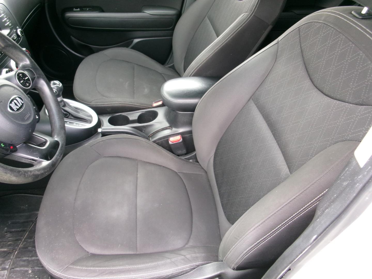 2016 Pearl White /Charcoal Kia Soul Base (KNDJN2A28G7) with an 1.6L L4 DOHC 16V engine, Automatic transmission, located at 3120 W Tennessee St, Tallahassee, FL, 32304-1002, (850) 575-6702, 30.458841, -84.349648 - Used Car Supermarket is proud to present you with this loaded immaculate 2016 Kia Soul base. Used Car Supermarket prides itself in offering you the finest pre-owned vehicle in Tallahassee. Used Car Supermarket has been locally family owned and operated for over 50 years. Our Soul has been serviced a- Photo#5