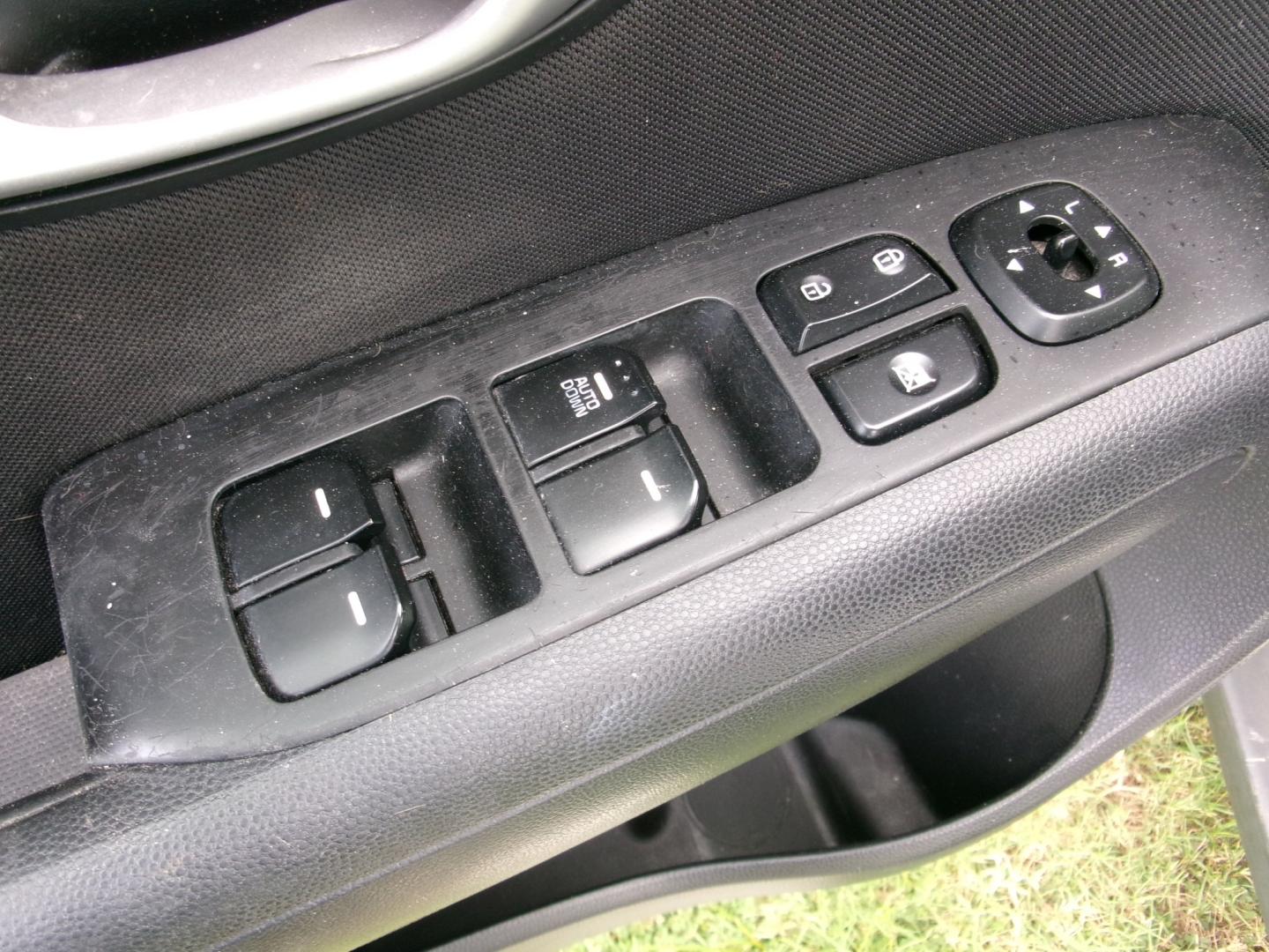 2016 Pearl White /Charcoal Kia Soul Base (KNDJN2A28G7) with an 1.6L L4 DOHC 16V engine, Automatic transmission, located at 3120 W Tennessee St, Tallahassee, FL, 32304-1002, (850) 575-6702, 30.458841, -84.349648 - Used Car Supermarket is proud to present you with this loaded immaculate 2016 Kia Soul base. Used Car Supermarket prides itself in offering you the finest pre-owned vehicle in Tallahassee. Used Car Supermarket has been locally family owned and operated for over 50 years. Our Soul has been serviced a- Photo#7